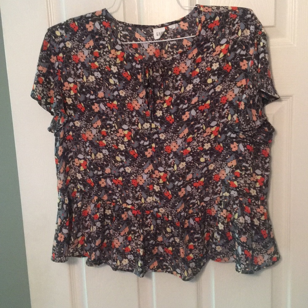 Gap top size L pretty with jeans, pants and skirts